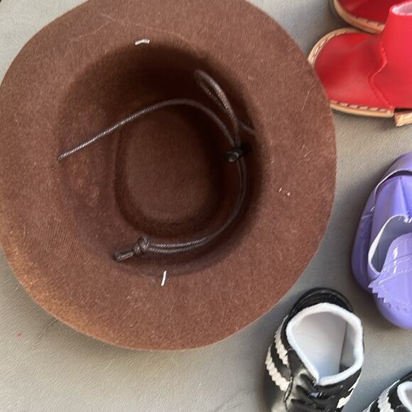 Lot of 6 pairs 18” doll shoes and cowboy hat - Picture 5 of 5